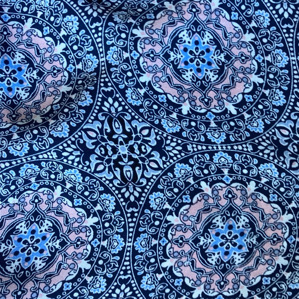V-neck medallion blouse - Picture 3 of 4
